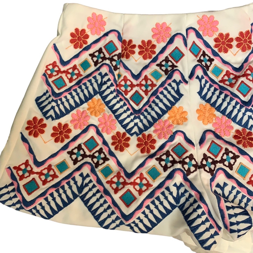 Lulu’s Embroidered White Shorts NWT